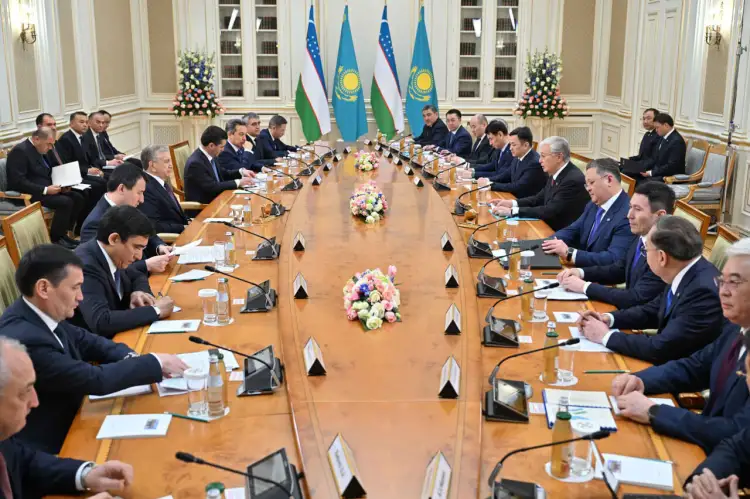 Президенты Казахстана и Узбекистана провели неформальную встречу