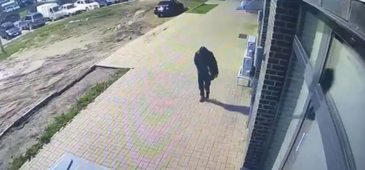 В Астане мужчина украл кассу с деньгами