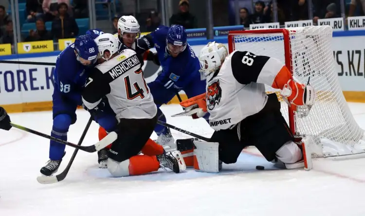 Зрители увидели драку и три шайбы Барыса во втором периоде