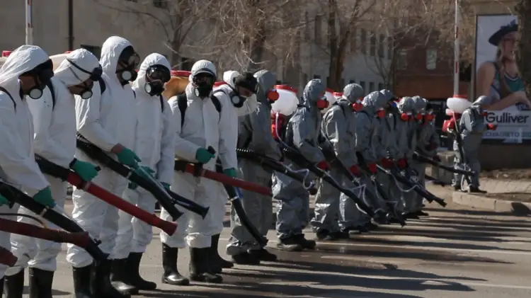 Шли строем и поливали: работа дезинфекторов шокировала астанчан 