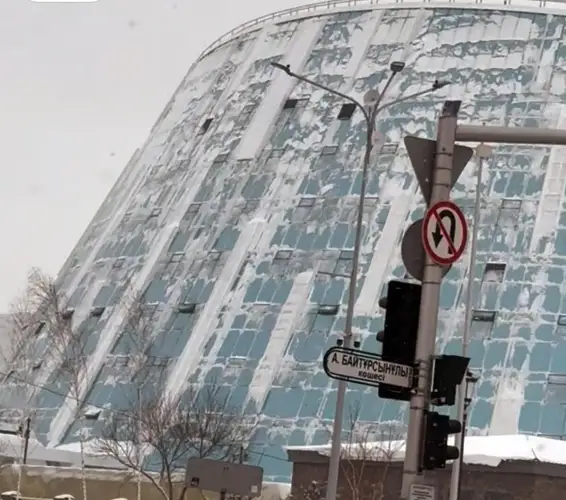 Астану засыпало снегом, ведется очистка улиц