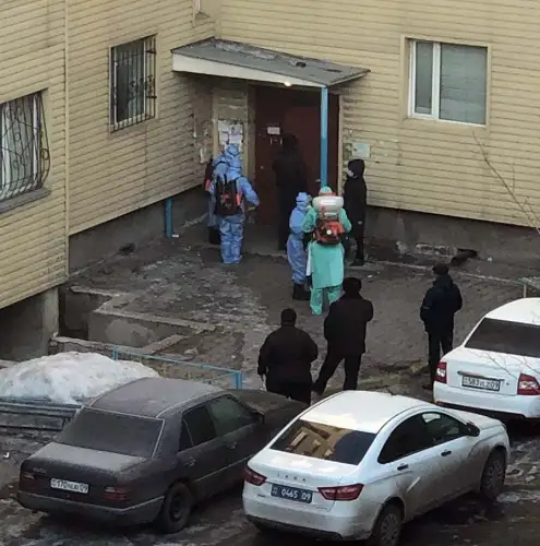 «Дважды в день»: что пообещали власти жителям заблокированного подъезда в Караганде