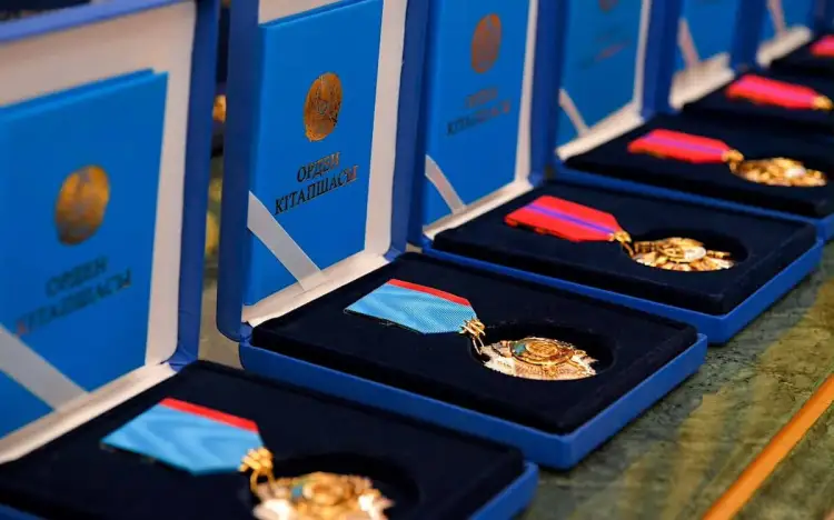 В Казахстане группа военнослужащих, спасателей и полицейских отмечена госнаградами