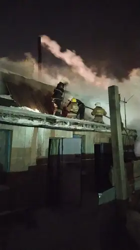 В Нур-Султане 22 пожарных тушили загоревшееся общежитие