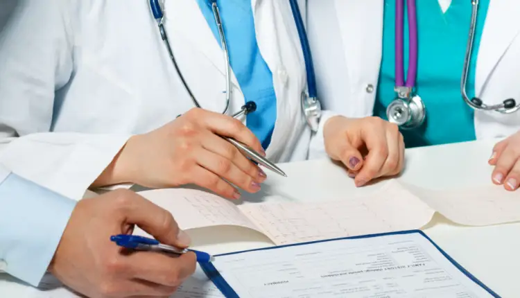 Свыше 20 медиков собрались на консилиум после отравления детей из Центра Караганды