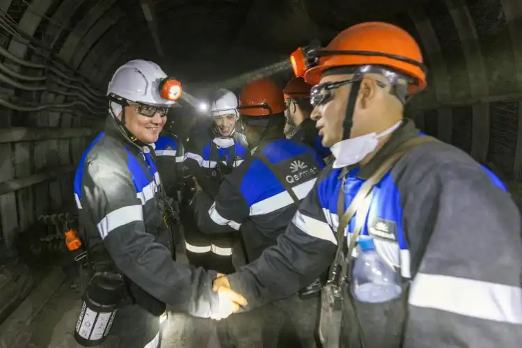 Премьер-министр Казахстана Олжас Бектенов спустился на глубину 520 метров с шахтерами