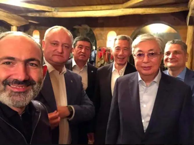 Никол Пашинян опубликовал селфи с Президентом Казахстана