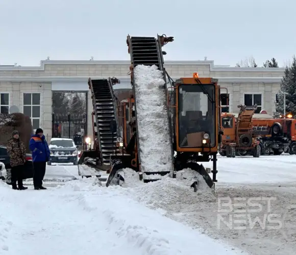За ночь в Астане вывезли 3600 грузовиков со снегом