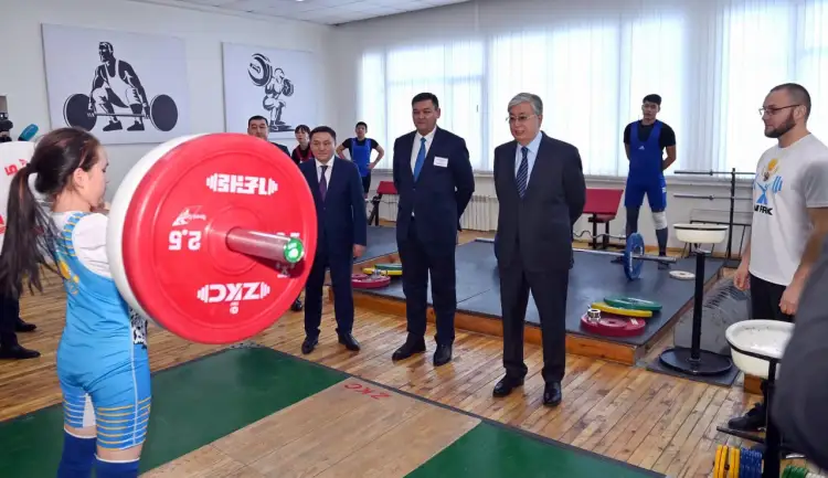 Глава государства проверил силу удара чемпионки мира по боксу - видео