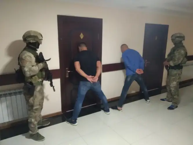 Двое братьев из Шымкента угнали джип у россиянина