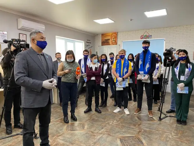 Азат Перуашев встретился с ровесниками партии "Ак жол"