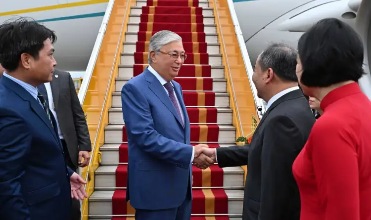 Токаев прибыл с визитом во Вьетнам