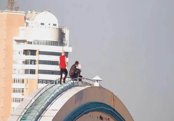 Трое юношей залезли на мост в Нур-Султане ради эффектного селфи - видео