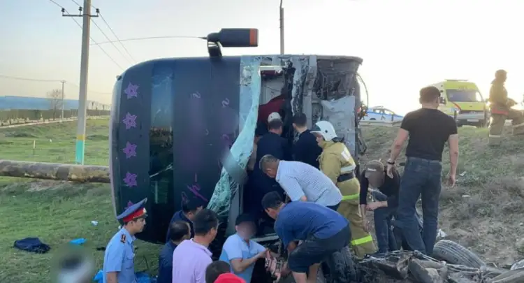 В Туркестанской области «Audi 100» столкнулась с автобусом: трое погибли, четверо ранены - видео