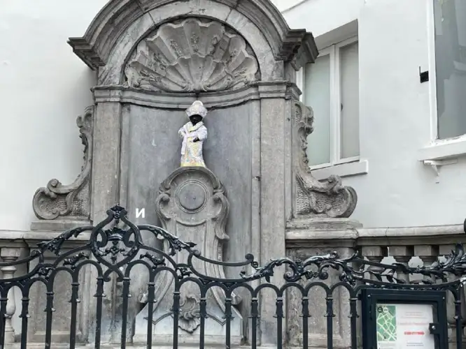 На «писающего» мальчика в Брюсселе одели шапан и қалпақ – фото