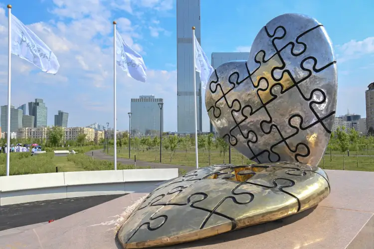 Президент Казахстана открыл мемориал, посвященный медикам