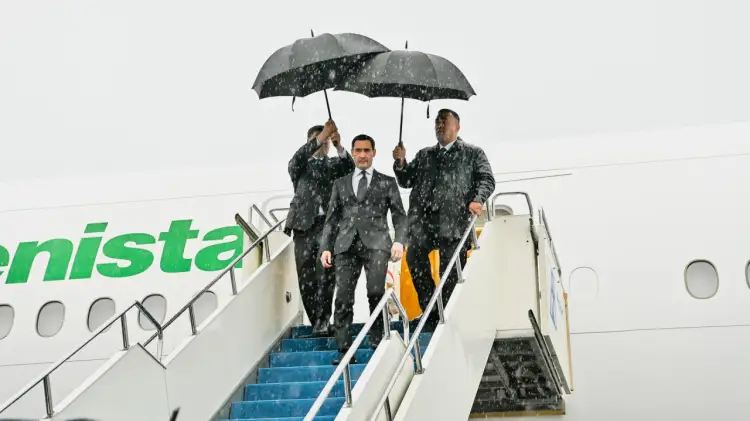 Как встретили Президента Туркменистана во время сильного дождя в Астане