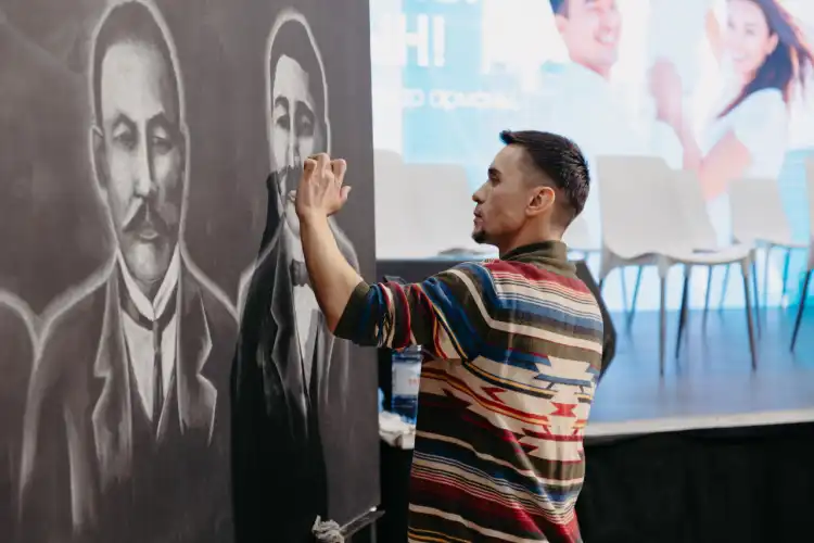 В «MEGA Silk Way» художник удивил рисунками исторических деятелей Казахстана