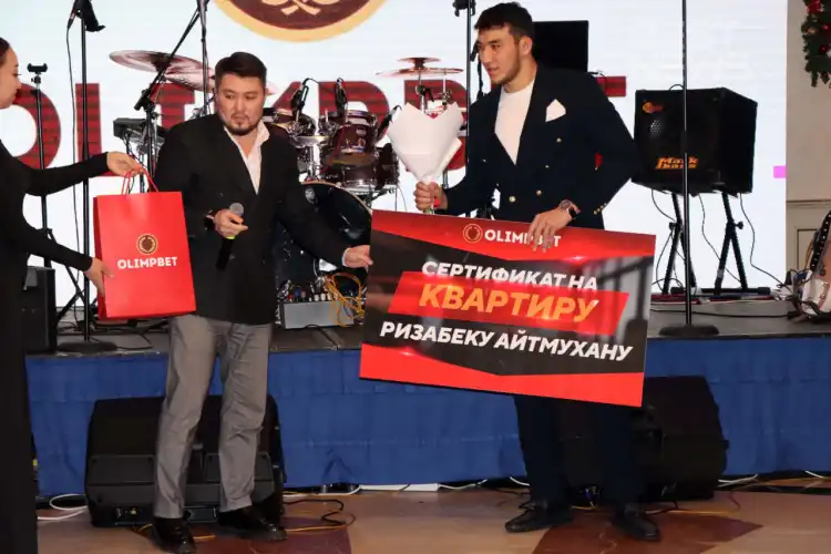 Борцу Ризабеку Айтмухану подарили квартиру – в Астане наградили лучших борцов 