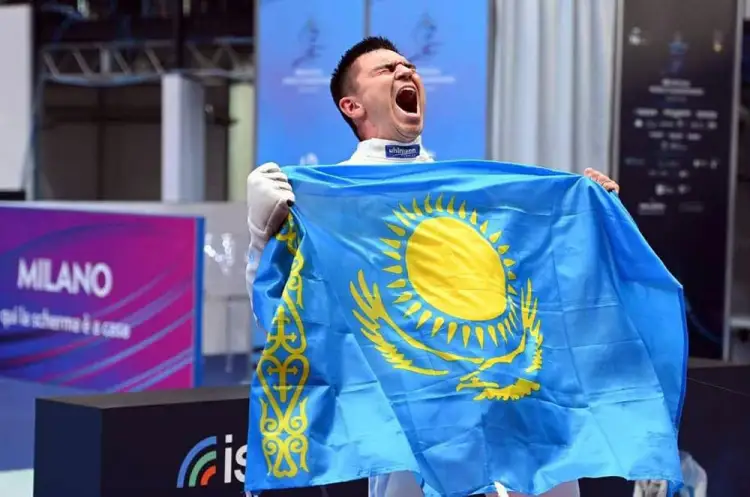 Асхат Оралов поздравил фехтовальщика Курбанова с «исторической» медалью на ЧМ