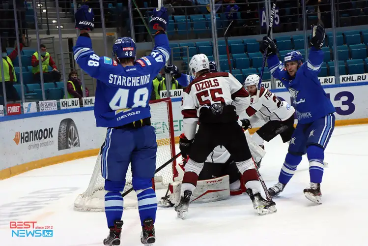 После первого периода "Барыс" ведет в матче с "Динамо" Рига