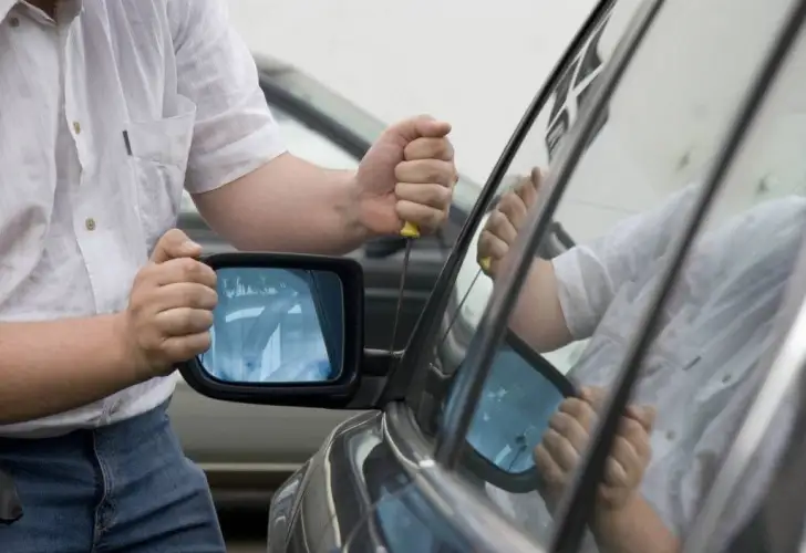 Полицейские Нур-Султана задержали вора, снявшего зеркала с «ВАЗ 21101»