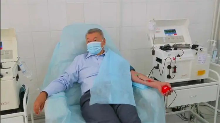 Даниал Ахметов стал донором и показал пример акимам - фото