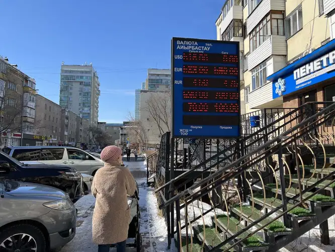 «Не продают доллары»: как казахстанцам проверить «обменники» на честность 