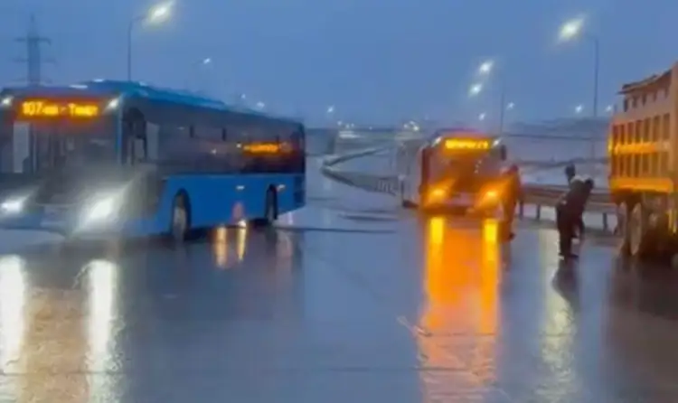 Дорога как каток: выезд из Астаны в Караганду закрыт