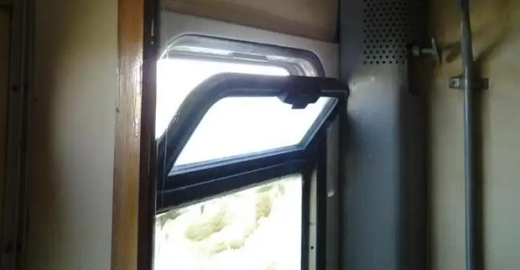 Казахстанка родила в туалете поезда и выбросила младенца