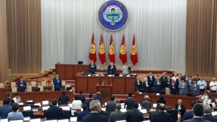 Президент Кыргызстана урезал оклады депутатов парламента и лишил их служебных авто