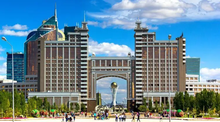 В Нур-Султане и Алматы растет число молодых одиноких людей, заточенных на карьере