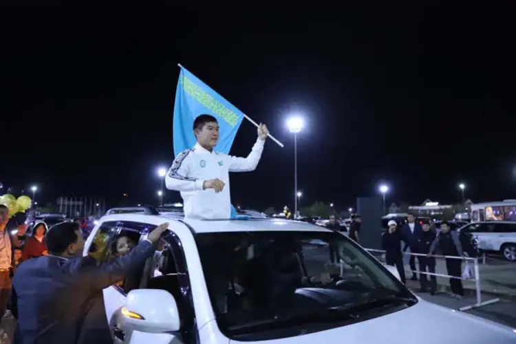 В Актау восторженно встретили чемпиона мира Бекзата Нурдаулетова