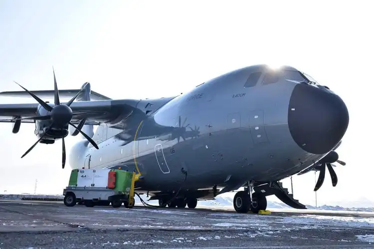 Летчики ВВС Казахстана провели учебный полет на А-400М