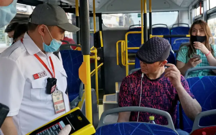 В Алматы начнут вычислять пассажиров без масок в автобусах