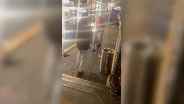 В Алматы охранники били ногами посетителя и никто их не остановил