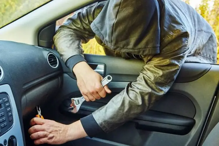 В  Аксукенте парень украл мобильный телефон из открытого автомобиля