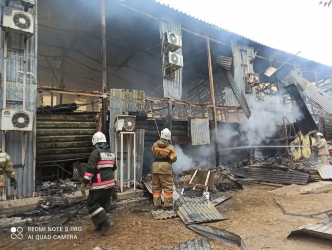 Огонь вспыхнул из-за облицовки? Фото с места пожара на месторождении Боранколь