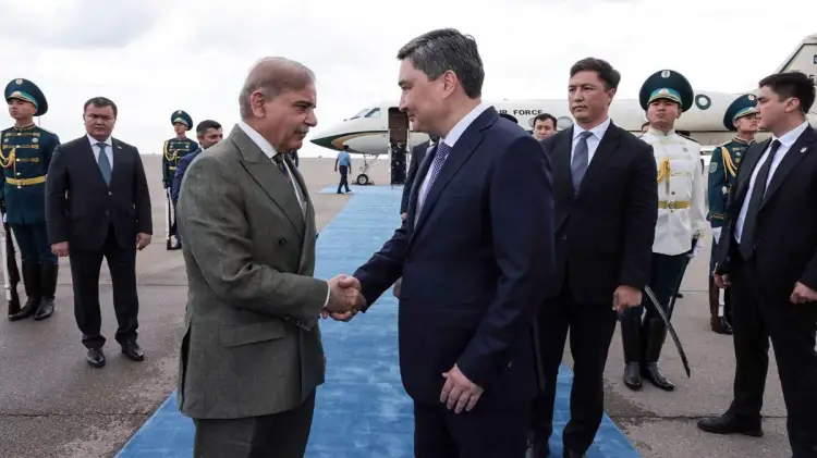 Премьер-Министр Пакистана прибыл в Астану