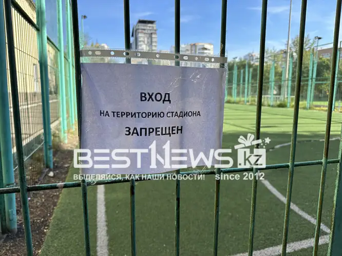 После гибели школьника на футбольном поле Астаны появилась табличка