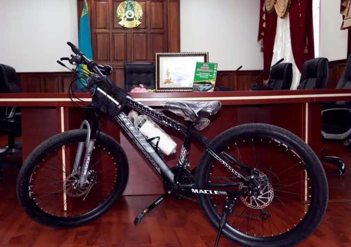 В Шымкенте мальчику-"регулировщику" подарили велосипед