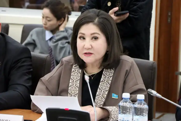 Тюбетейки, камзолы: как депутаты Мажилиса оделись на День национальной одежды