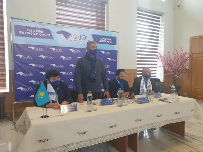 Представители "Ак жол" встретились с рабочими ж/д в Арыси