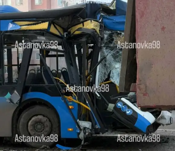 Автобус столкнулся с грузовиком в Астане