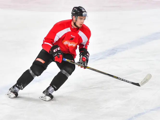 Барыс пригласил на просмотр защитника из ВХЛ