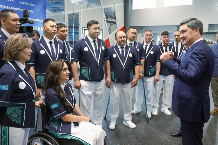 Олжас Бектенов вручил государственный флаг участникам Паралимпиады в Париже