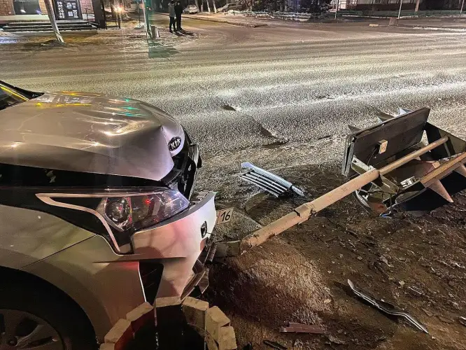 В Семее водитель снёс светофор