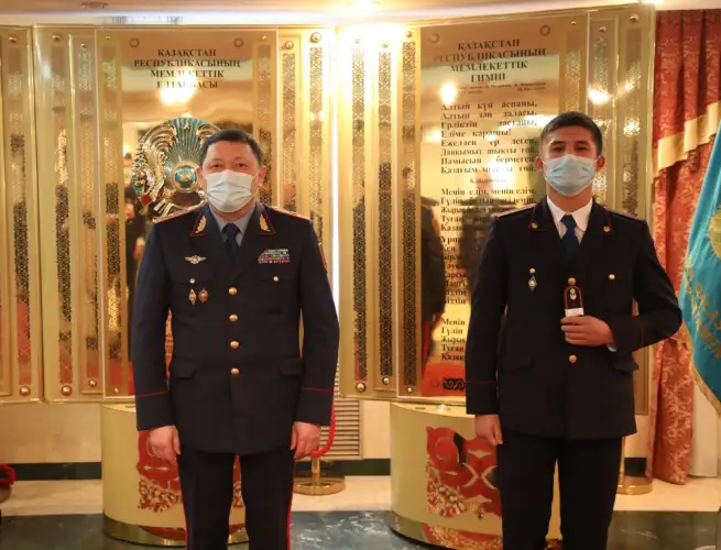 Начальник Департамента полиции Нур-Султана вручил офицерские погоны молодым сотрудникам