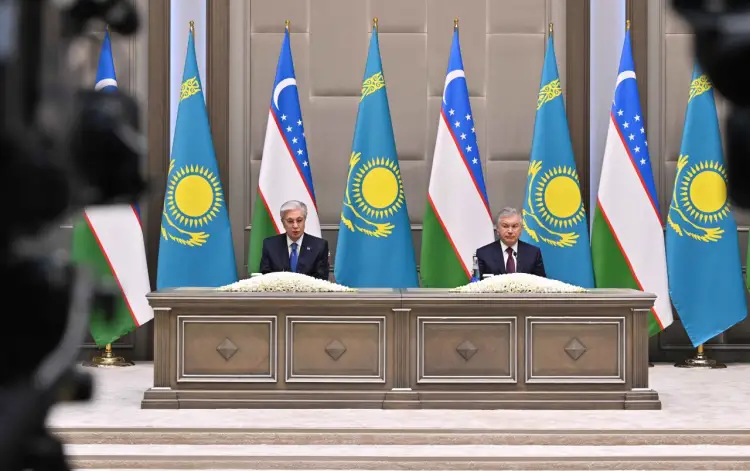 Президенты Казахстана и Узбекистана провели совместный брифинг для представителей СМИ