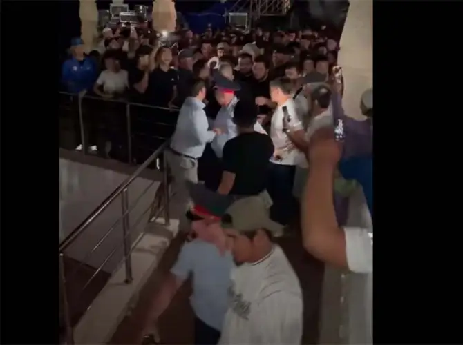 Толкнувший полицейского в Актау  фанат Нурмагомедова арестовали на 10 суток - видео